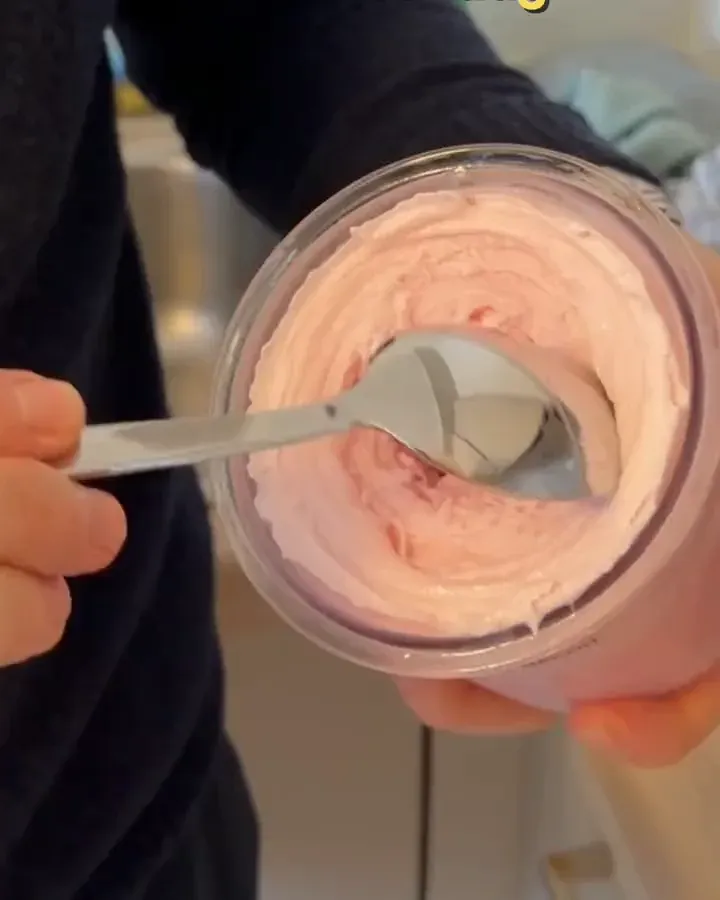 Frozti-is i jordbær, sjokolade og vanilje spises med skje; miksen blandes med melk og kjøres i maskinen